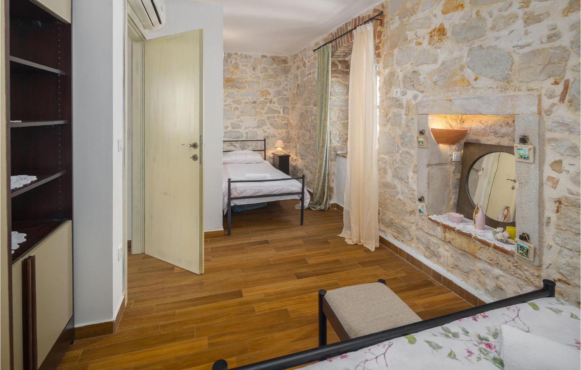 4 Bedroom Amazing Home In Porec Luaran gambar